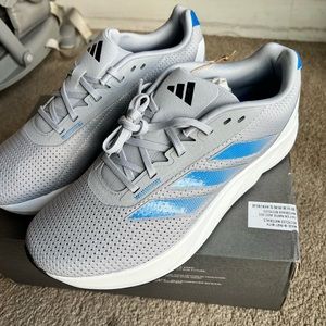 Adidas sneaker men size 9 1/2 color gray and white sole